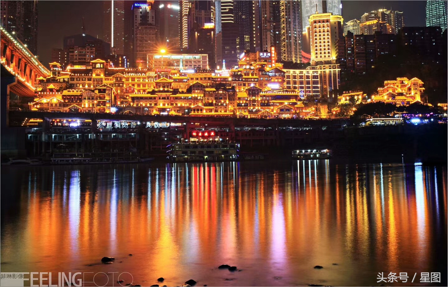 重庆洪崖洞走红常被抖友围观,夜景美如仙境