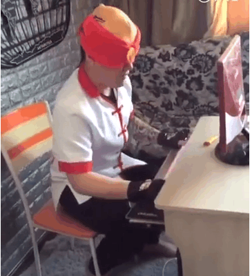 玩家痴迷盲僧龙的传人, 一脚踢飞电脑完美COS李青