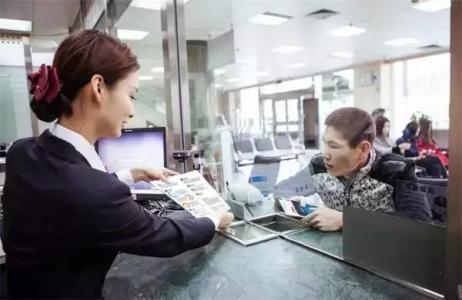 男子去银行存钱 柜员手抖多打一个零