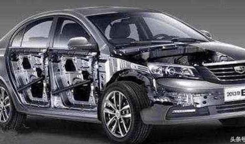 吉利帝豪让大货车给压扁，在车祸现场的人，都为国产车纷纷点赞