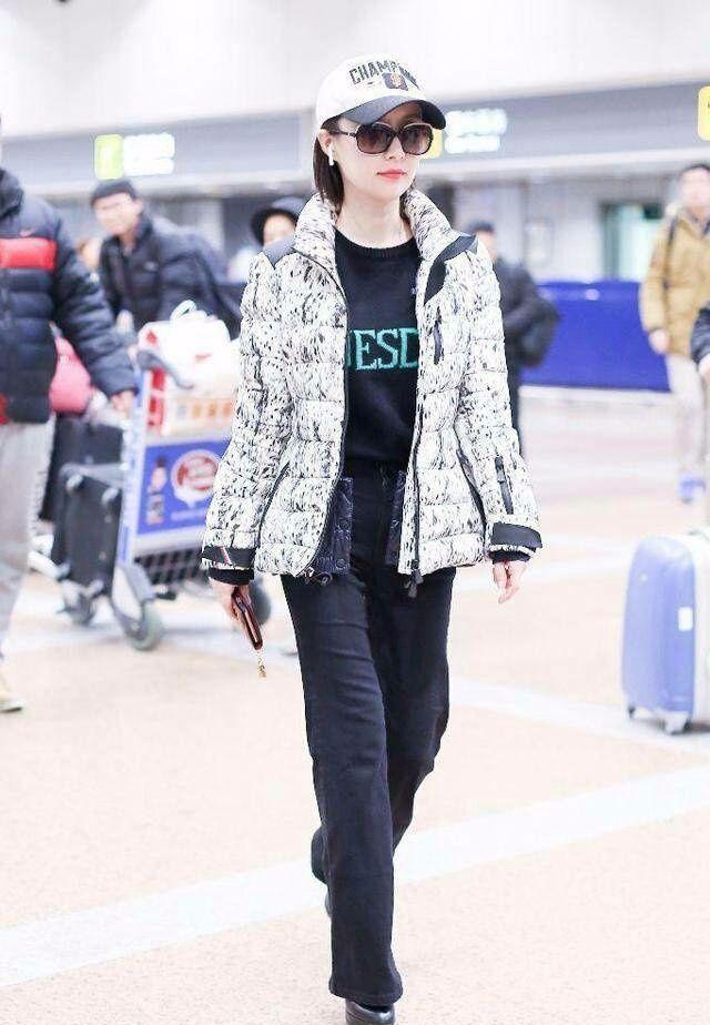 舒畅才是真的懂时尚，用一个头巾就巧妙的遮盖了自己额头的缺陷！