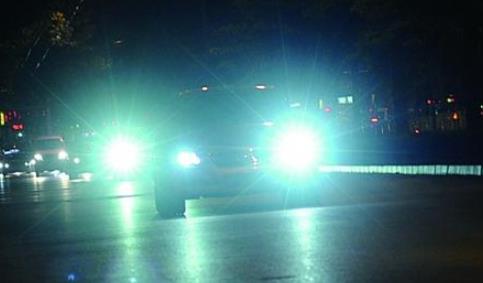 夜间开车三下双闪是啥意思?开车千万要切记这