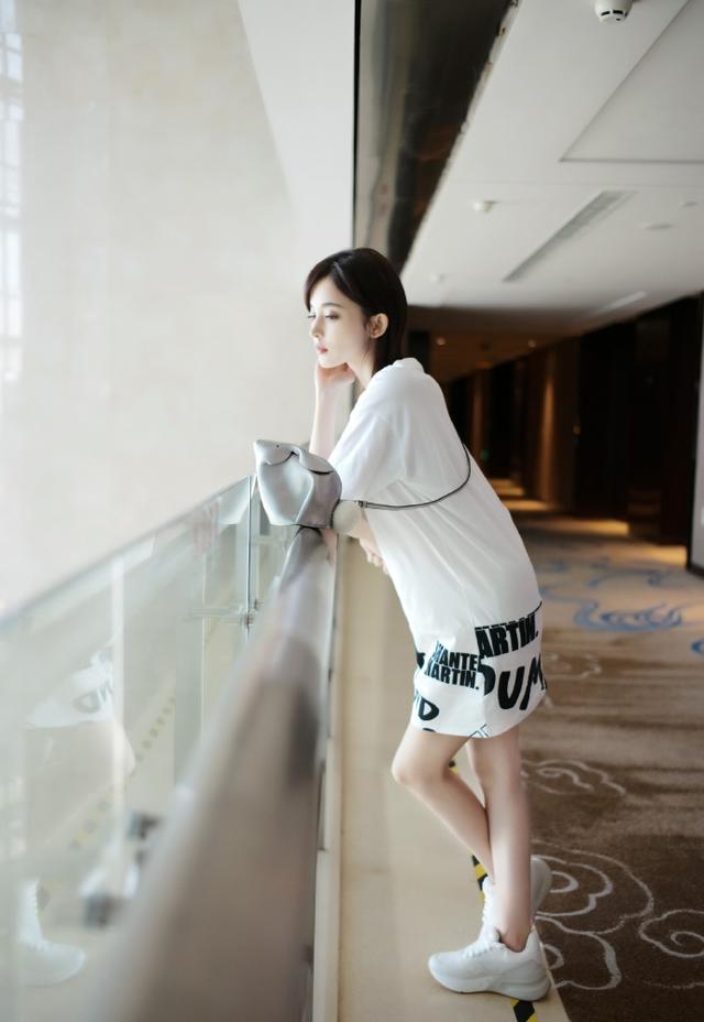 娜扎时尚写真 白t配白鞋秀白皙美腿 散发自然魅力