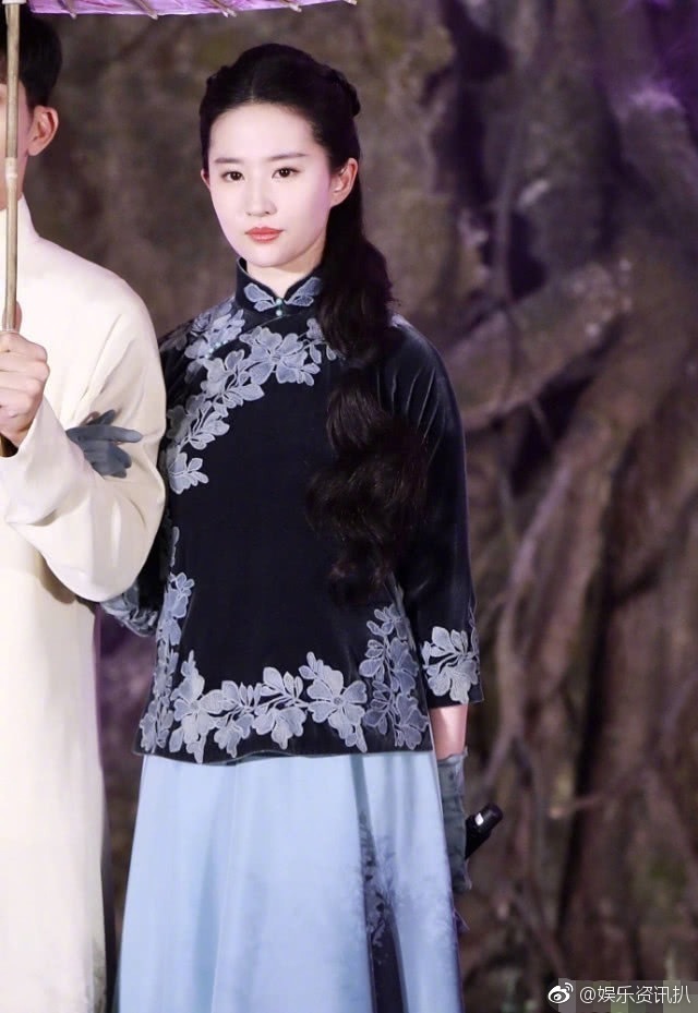 刘亦菲鹅蛋脸搭配黑色旗袍美出新高度,民国服饰精致,复古感满满