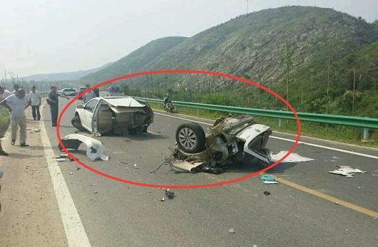 高速上2车相撞, 太惨烈, 别再说国产车质量差了