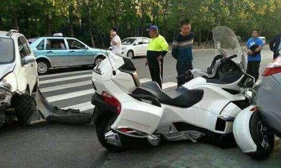 比宝马还贵的摩托车, 撞出20万车损!