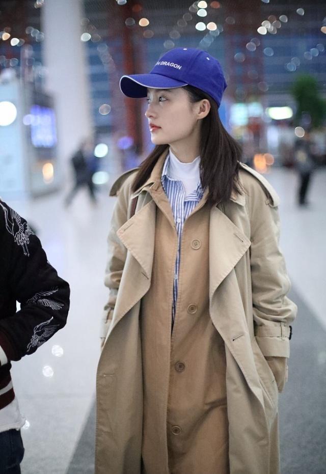 李沁继卫衣叠穿后再试"风衣叠穿",居然美得很好看