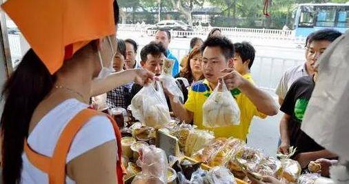 结婚后婆婆来我家小住,半夜醒来听到她和老公