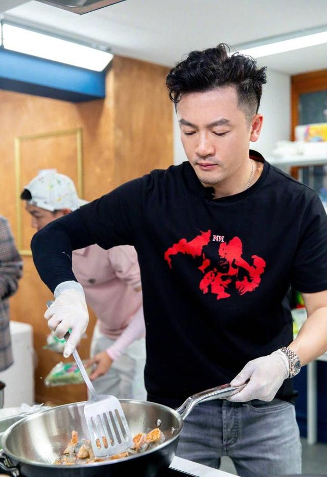 真假身高之谜，当黄晓明遇上苏有朋，一米八的身高真是尴尬呀！