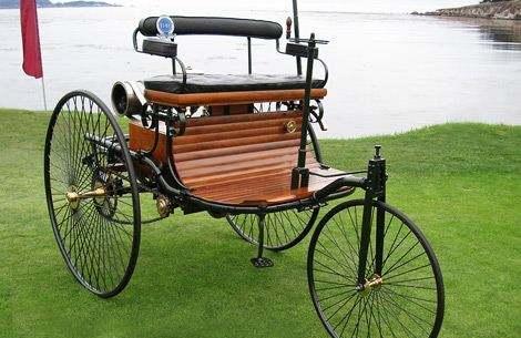 这是世界上的第一辆内燃机动力汽车, 具有里程碑的意义