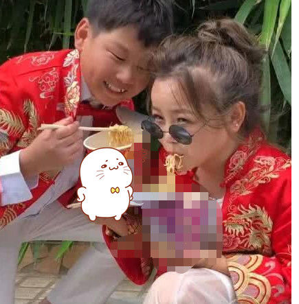 侏儒症小夫妻拍创意婚纱照,一个物品让人流口