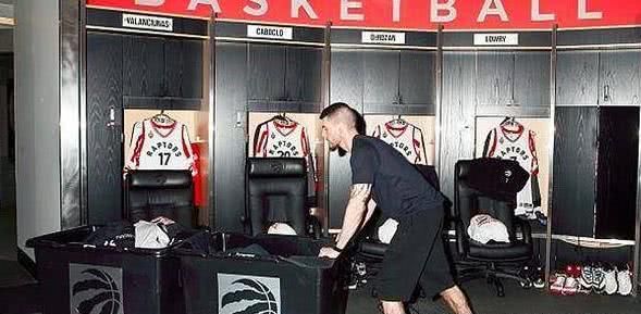 NBA球星比赛完,球衣都是谁洗?看完感慨,真讲