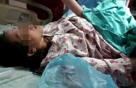 妻子生下双胞胎后昏迷,丈夫直言没用了不救了,医生