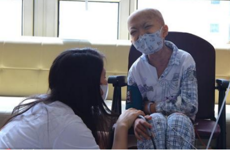 白血病男孩受移植排斥反应折磨,晚上只能在马