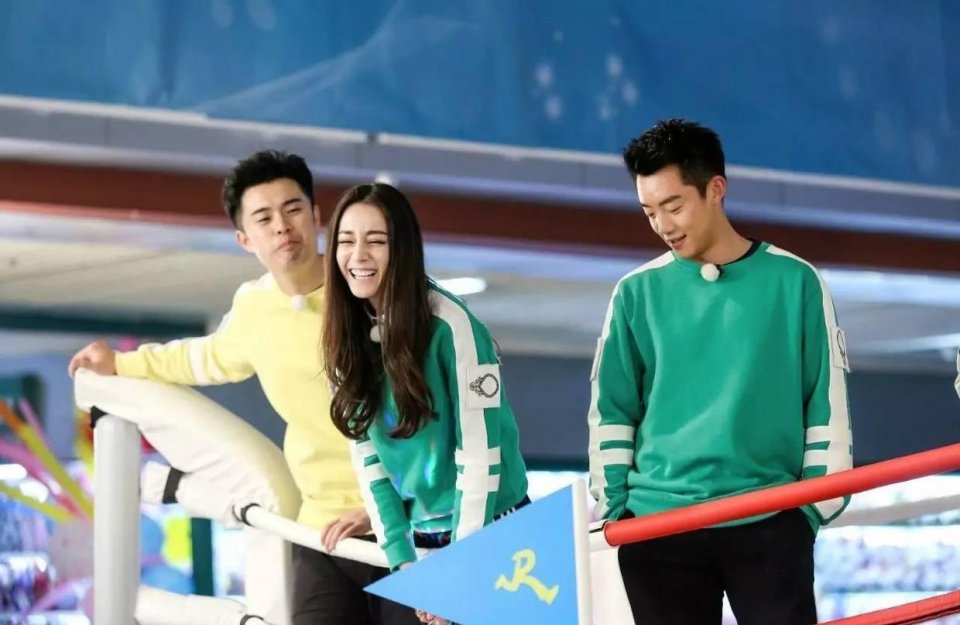 迪丽热巴直播领奖,频繁捂胸口遭网友吐槽:身材