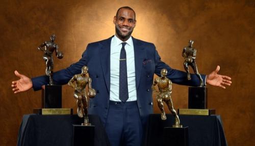 NBA常规赛MVP奖杯上的小人为什么是左手运