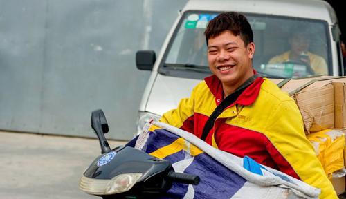 现在快递员兼职送外卖, 他们月入过万, 白领: 我