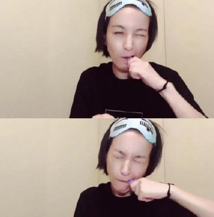 吴昕素颜直播出糗，用嘴咬瓶盖五官都扭曲了