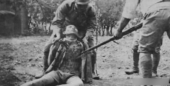 鬼子进村扫荡,妇女都被日本人糟蹋了,她的一个举动救了全部人