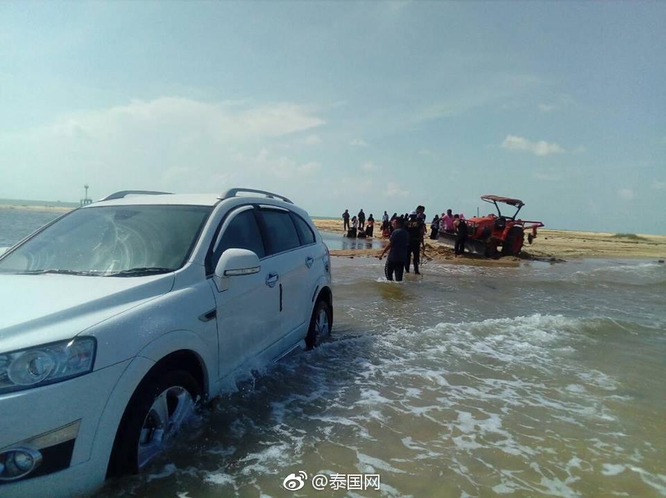 泰国男子开车看海景 陷在沙滩3小时