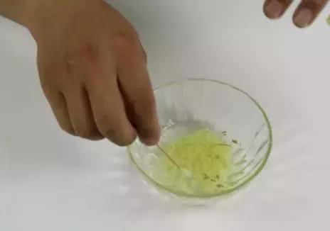 手脚长小水泡,又痒又难受?教你1个妙招,轻