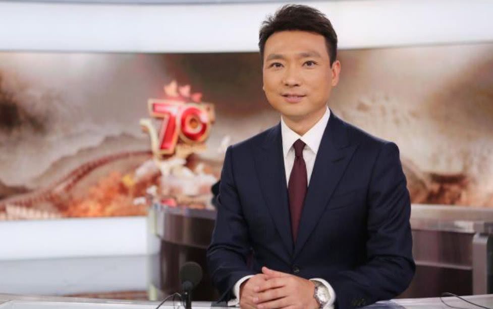 央视四大名嘴罕见合照，董卿瘦了很多，海霞身高让人意外