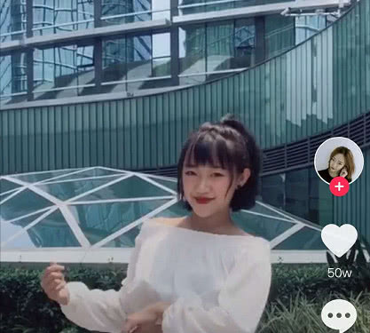 代古拉K为吸引粉丝,深夜在直播间换衣服