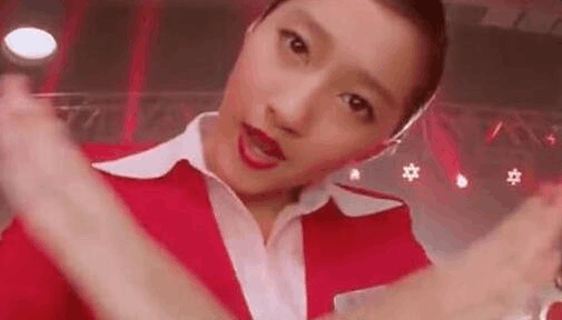 关晓彤空姐装照片被曝光, 网友却都说“丑”!