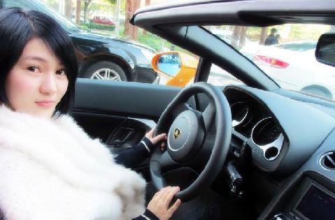 她座驾2010款玛莎拉蒂GranCabrio，4.7升V8发动机