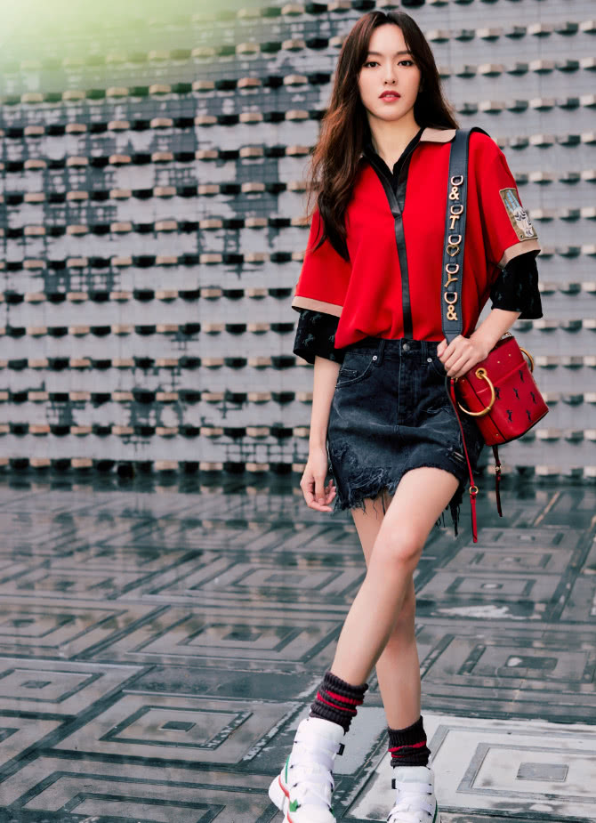 唐嫣穿焦糖色短裙却不显土,腿白得发光,换双一