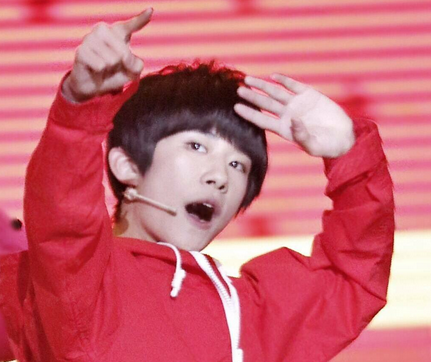 为高考蓄须明志?易烊千玺穿黑背心留胡子,男大