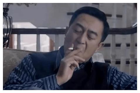 胡歌穿病服蹲在路边抽烟, 姿势依旧很帅气, 抽烟