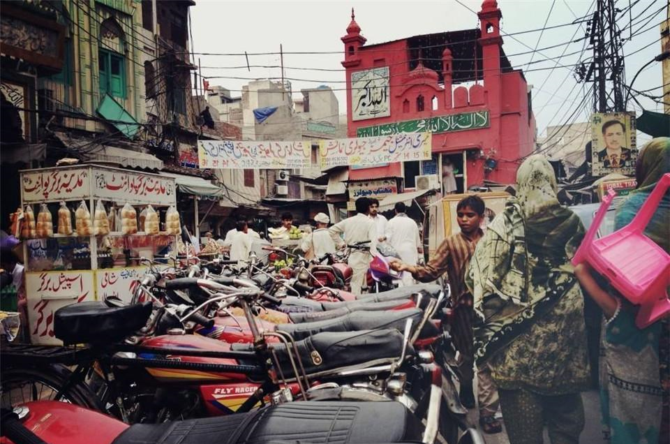 1万块人民币, 换成卢比到巴基斯坦, 能过上什么