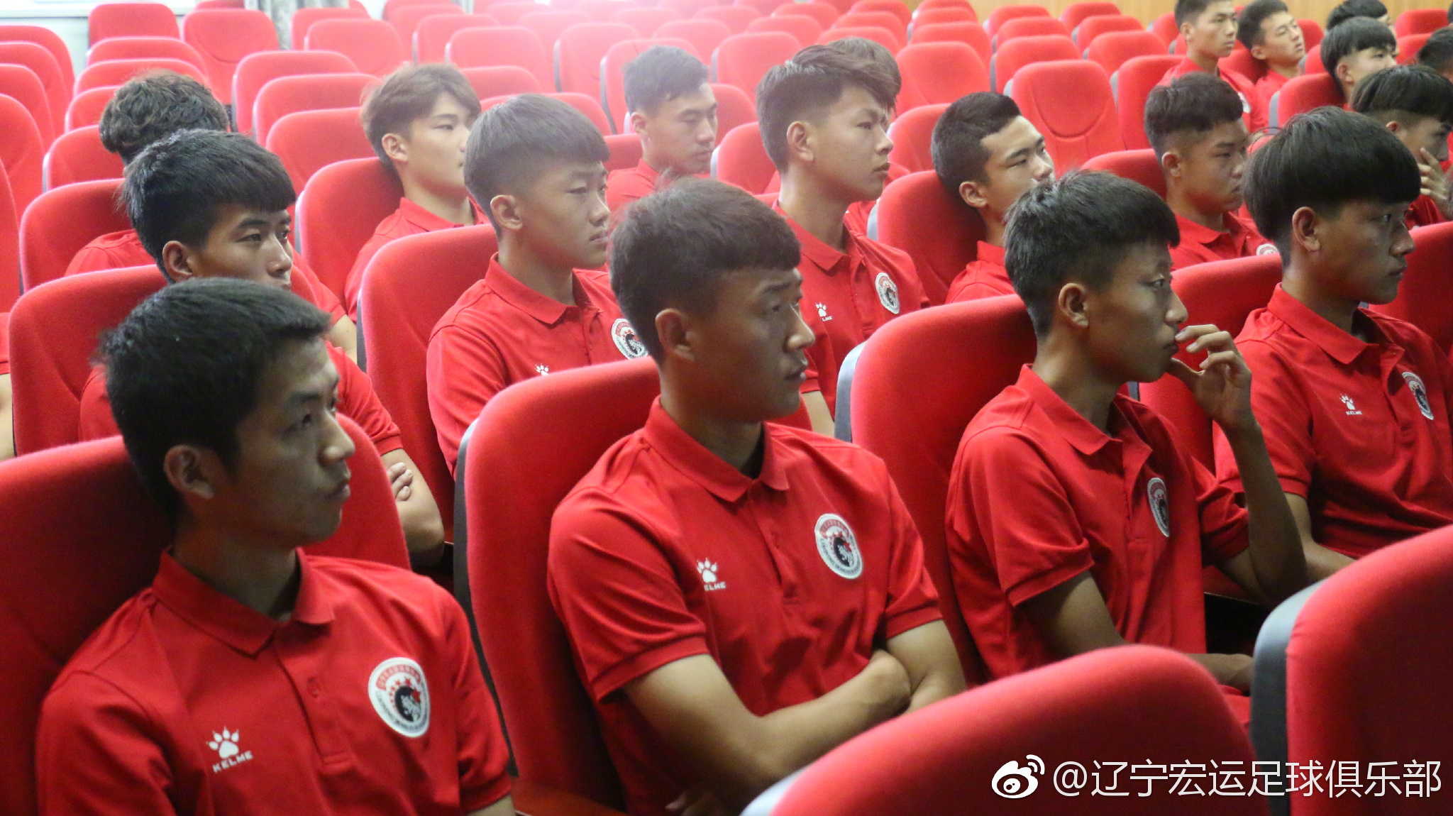 今天上午,辽宁宏运足球俱乐部组织U19、U17两