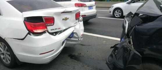 车友高速遭日本车追尾, 后车受损反而更严重, 日本车果真不安全?