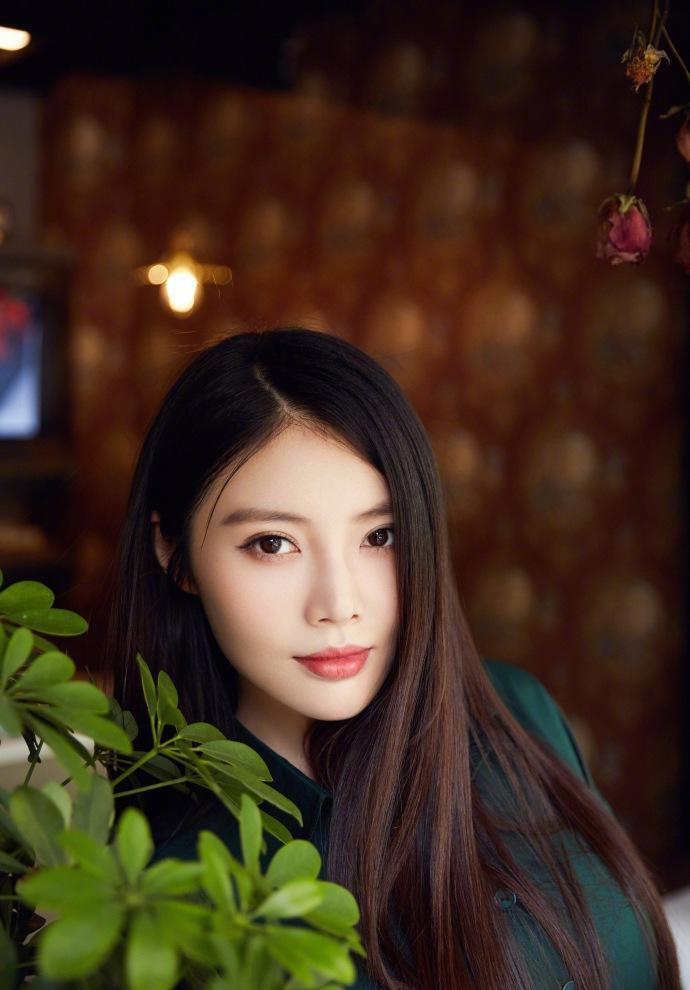 徐冬冬在微博上晒出近照, 大秀身材凸显傲人上