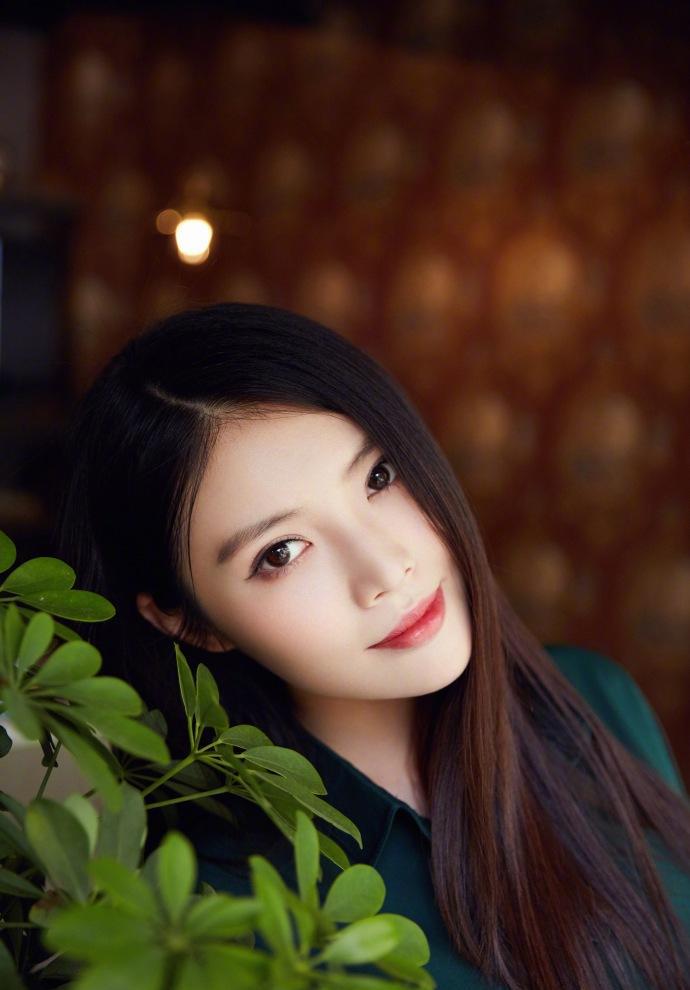 徐冬冬在微博上晒出近照, 大秀身材凸显傲人上