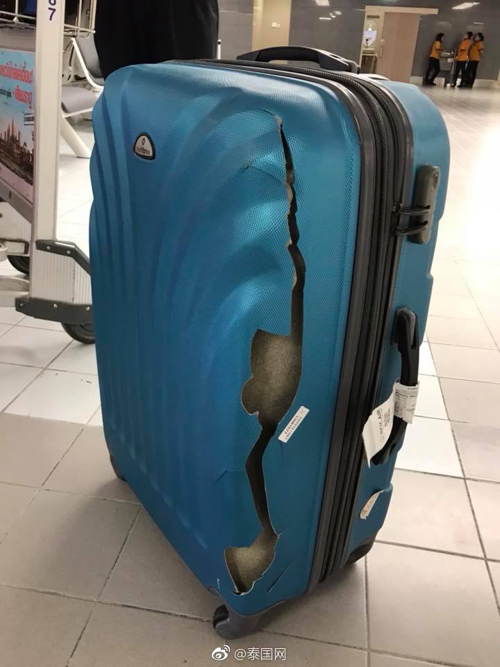 泰国网友托运行李箱遭严重损坏 航班工作人员