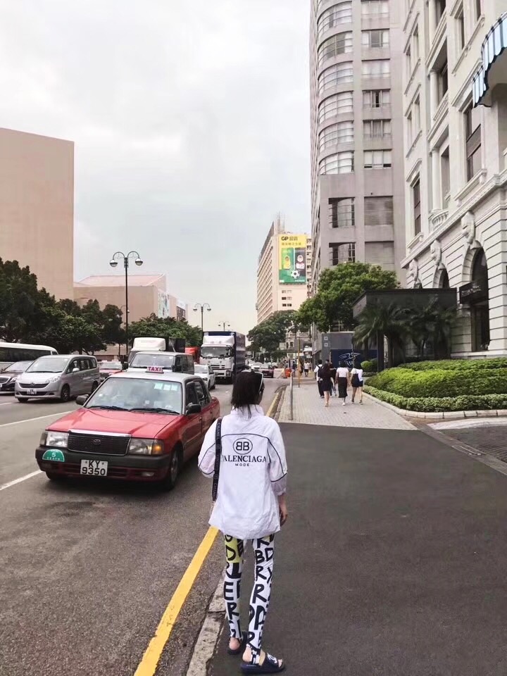 天穿短袖会晒黑,这时候你需要一件巴黎世家18