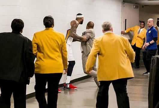 NBA球星比赛完,球衣都是谁洗?看完感慨,真讲