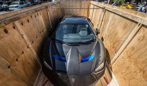 兰博基尼Centenario被包装成快递 迎来了首位美国车主