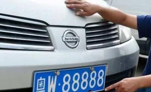 汕头一小伙上车管所摇号，屏幕竟出现清一色，车主不仅没要还哭了