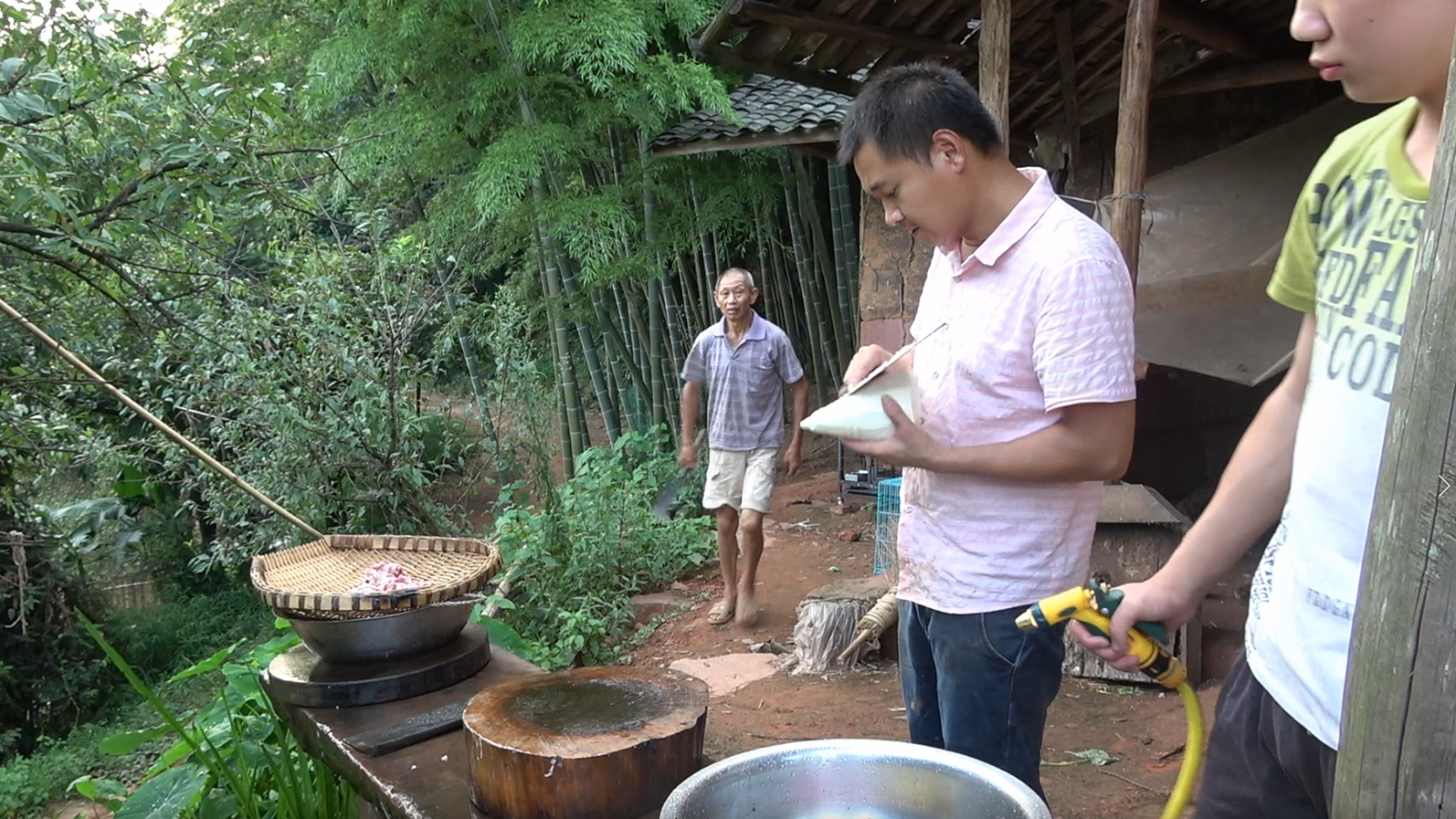 农村四哥:两婆媳出去割红薯藤,王四爸爸在家做美食犒劳大家