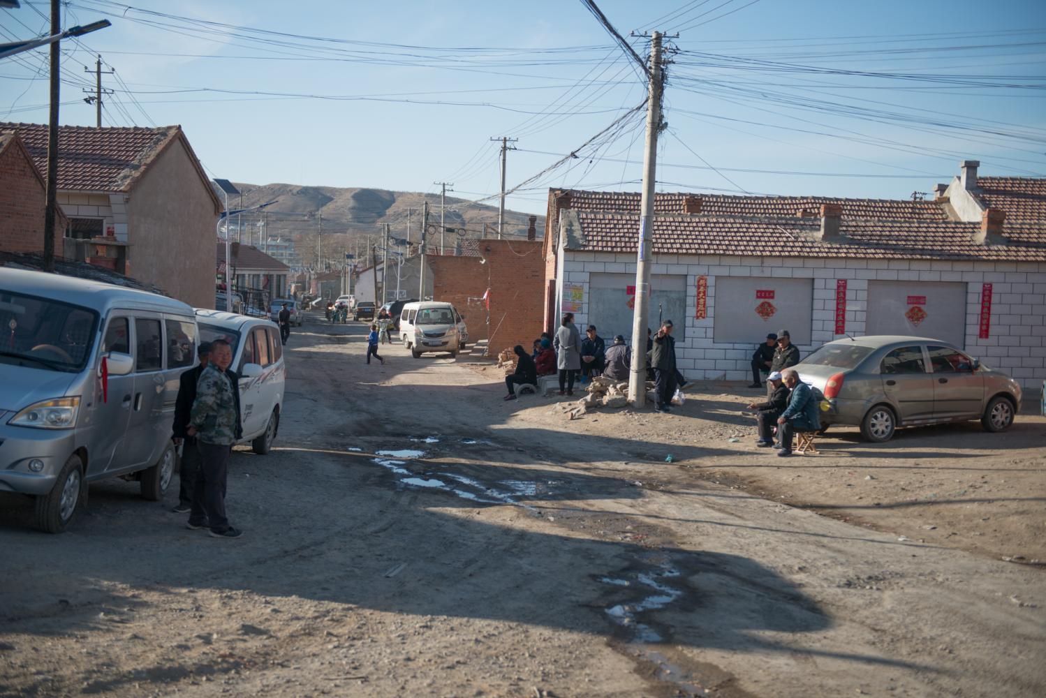 小县城老年人生活现状实拍,一个人孤独的坐在