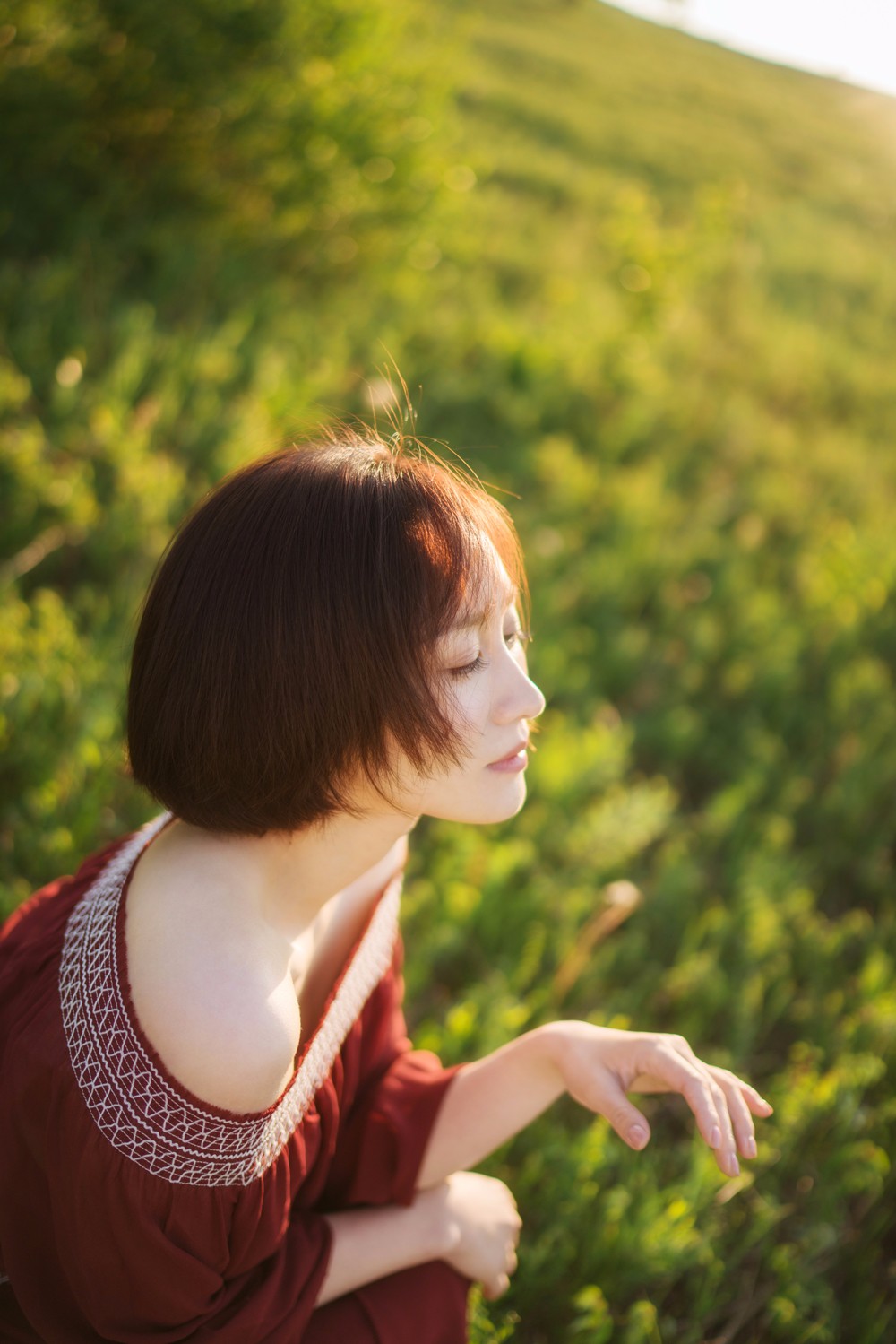 练练春季清新写真曝光 红色连衣裙大秀香肩锁骨