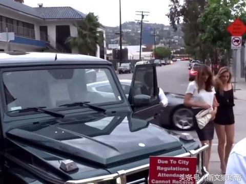 奔驰G63下来了三个美女