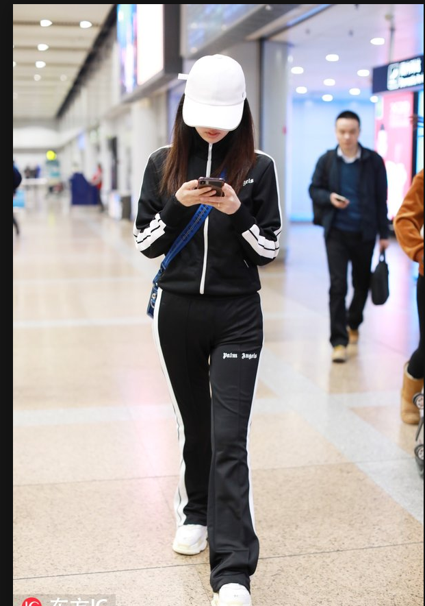颖儿黑色运动服休闲舒适现身机场 产后身材恢复苗条令人羡慕