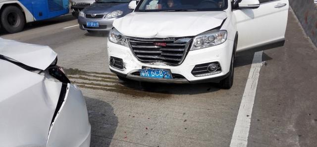 哈弗H6追尾别克君威，君威车主看到爱车后，失声痛哭！