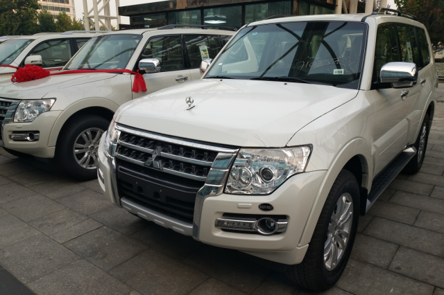 17款三菱帕杰罗山猫一款中东越野神车