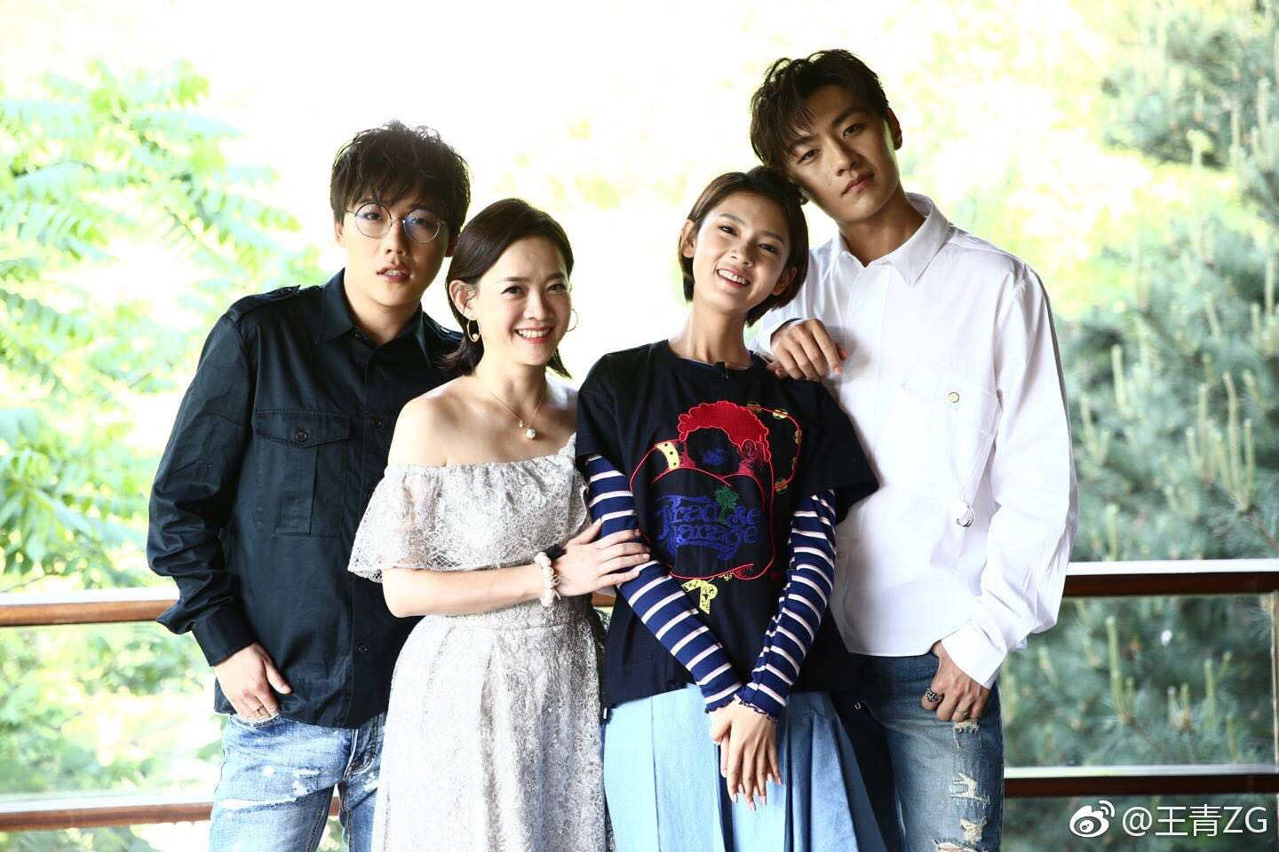 穿运动装看秀的蓝孩子，王青亮相上海时装周运动boy活力十足